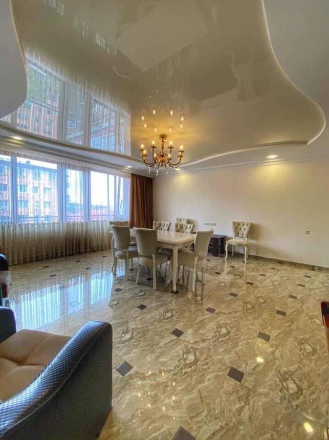 Apartment Dolphin Batumi Exterior photo